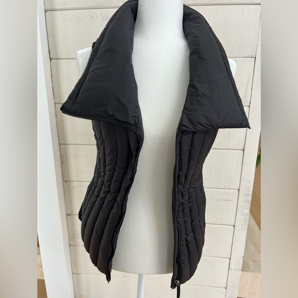 Calvin Klein Performance Down Vest with Asymmetrical Collar Size XS - Picture 4 of 9